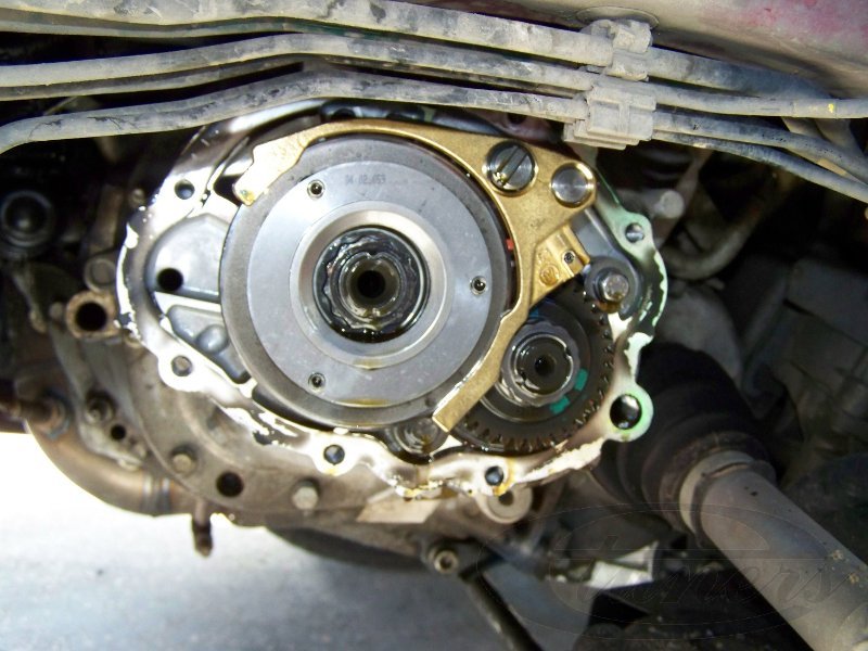 Cover removed. What you see is the 5th gear set. Time to remove what is already in there. Remove the safety clip first!