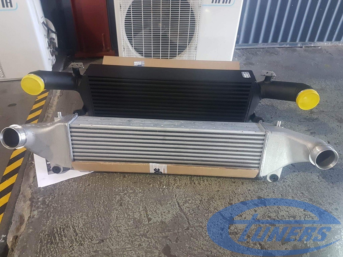 Audi RS3 8V : Stock intercooler and the upgraded intercooler from Forge Motorsport